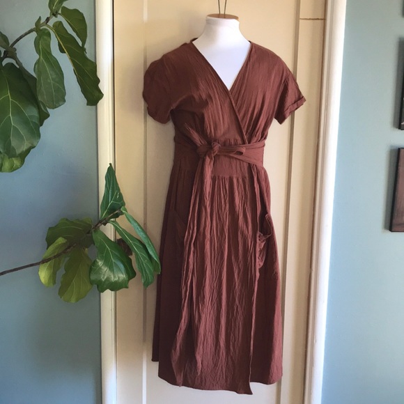 Dresses & Skirts - Short sleeve midi wrap dress